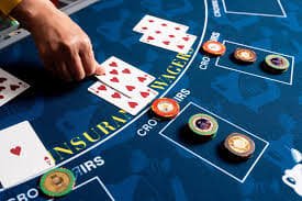 Tampilan kasino 777lucky bernuansa neon